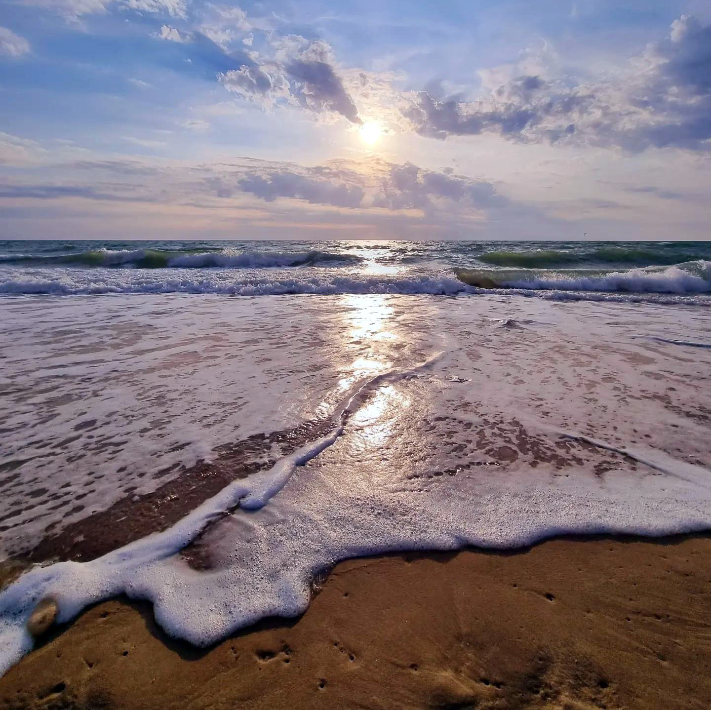 Plage avec des vagues